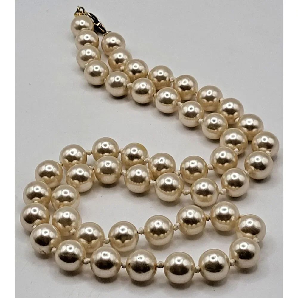 Vintage Hollywood Cream-Colored Imitation Pearl Necklace Knotted Box Clasp 24in